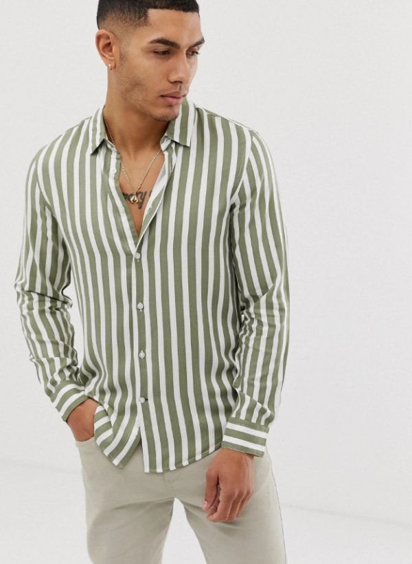 Kemeja dengan pola garis-garis vertikal